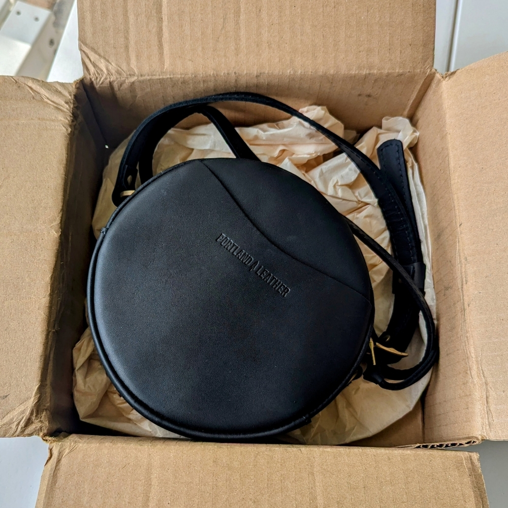 Portland Leather AP small circle crossbody -black
